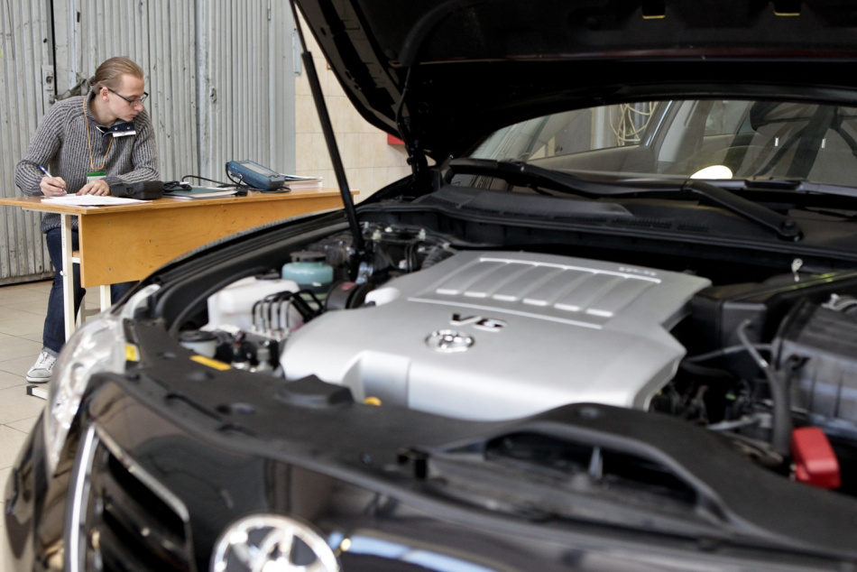 Когда действительно стоит менять масло в двигателе автомобиля