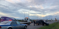 В Шушарах фургон перевернул легковушку на перекрестке ночью