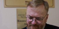 Милонов и полиция выявили бордель с мигрантом на площади Восстания
