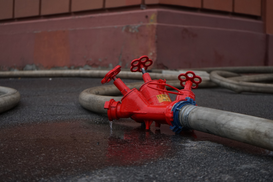 Пожарные оперативно потушили возгорание в здании на Варшавской улице