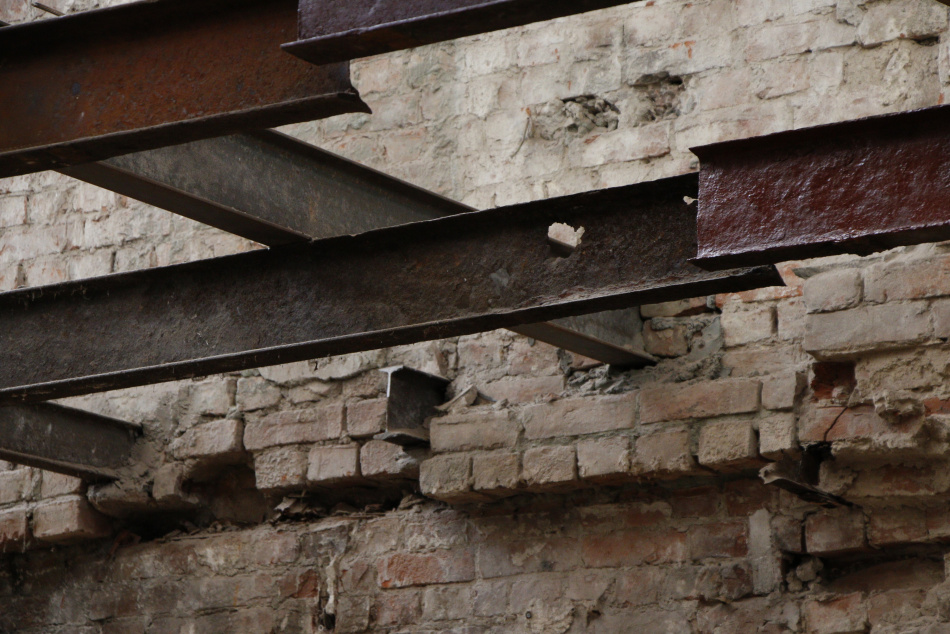 Часть потолка рухнула в доме на Гатчинской улице Петербурга