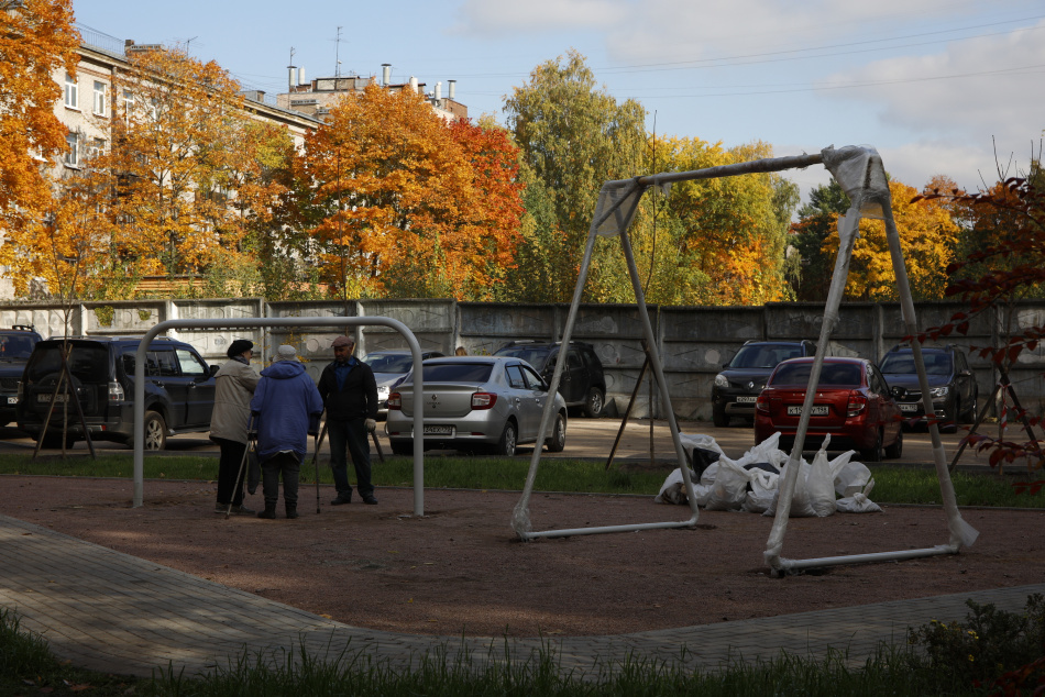 В Петербурге следователи разбираются в конфликте мужчины с ребенком на детской площадке