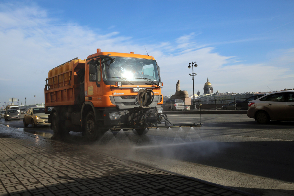 В Петербурге продолжается уборка улиц и озеленение города