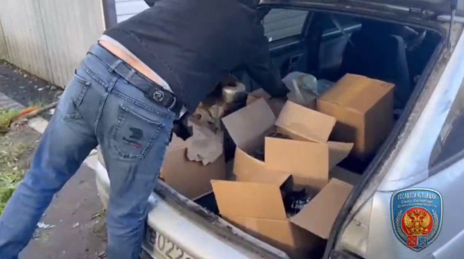 На трассе «Кола» пресекли торговлю сомнительным алкоголем из багажника автомобиля