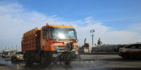 В Петербурге продолжается уборка улиц и озеленение города