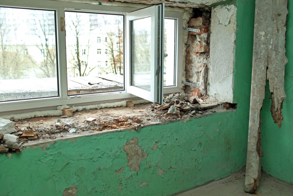 Прокуратура начала проверку управляющей компании в Выборге после жалоб на аварийный дом