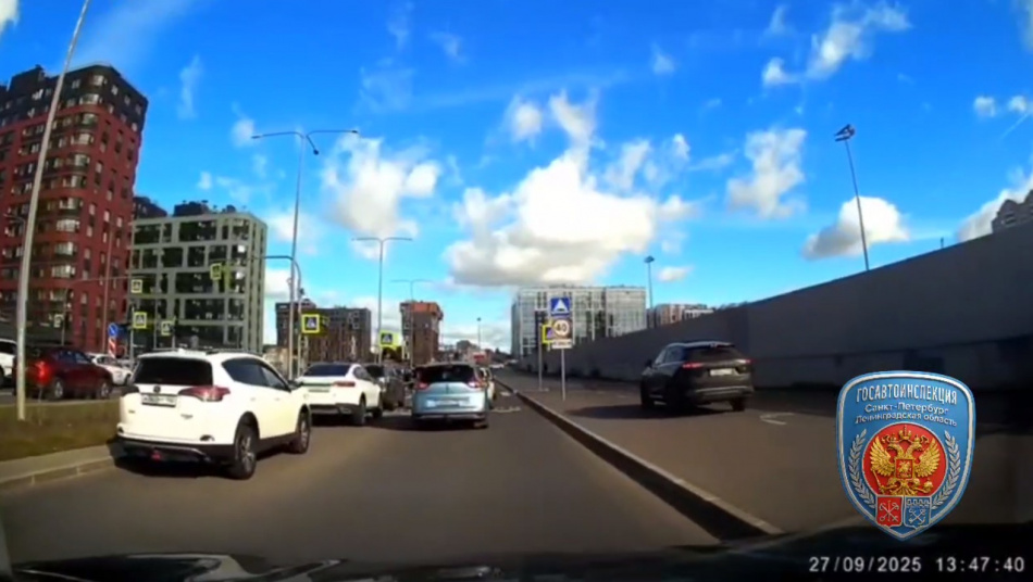 Лихача на кроссовере EXEED наказали за езду по пешеходной зоне в Петербурге
