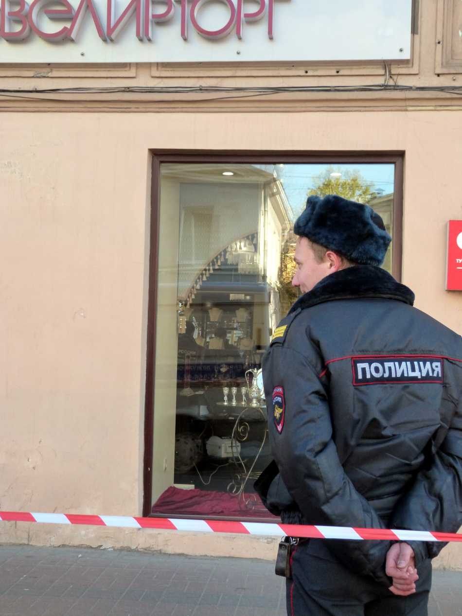 В Московской области задержали подозреваемых в дерзком налете на магазин в Шушарах