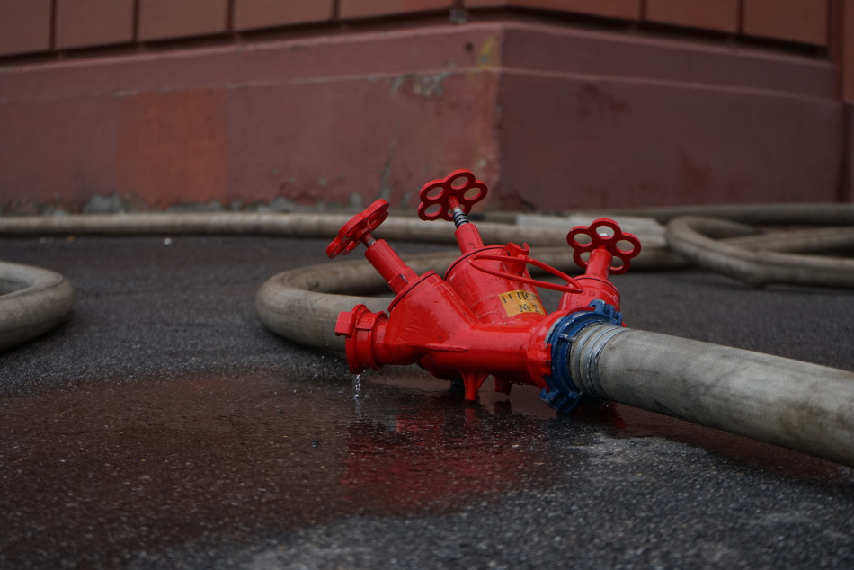 В Красногвардейском районе Петербурга ранним утром вспыхнул погрузчик на улице Потапова