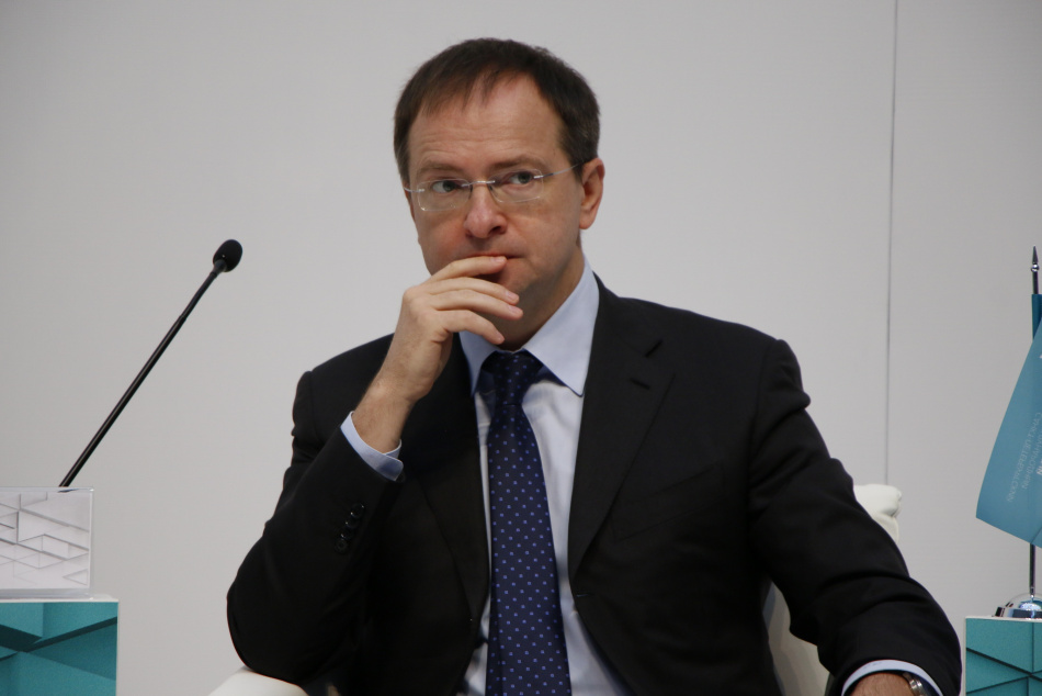 Владимир Мединский призвал учиться управлять искусственным интеллектом