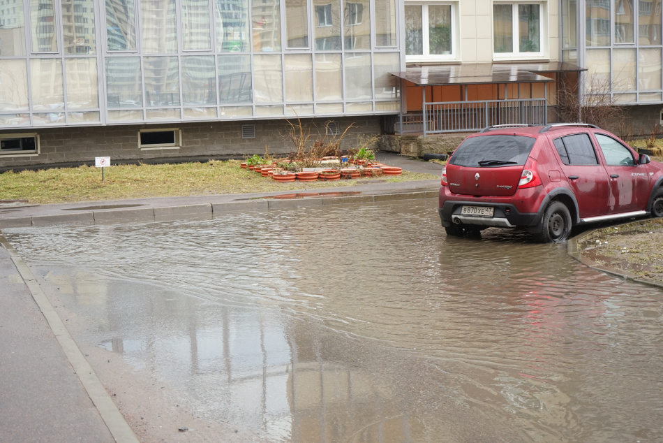 Во дворе на Советском проспекте ночью появилось водное пятно