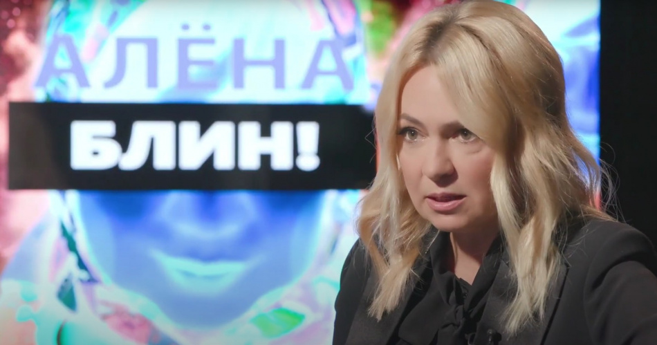 Яна Рудковская рассматривает проект восстановления дачи Фаберже в Петербурге