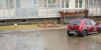 Во дворе на Советском проспекте ночью появилось водное пятно