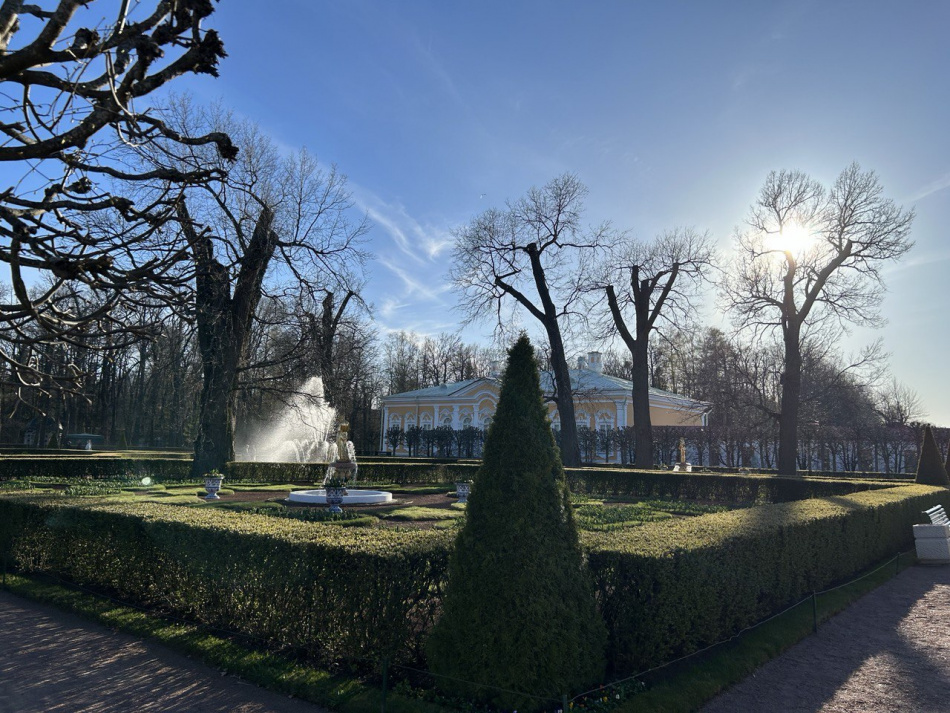 Фонтаны Петергофа будут работать до 4 ноября для осенних посетителей