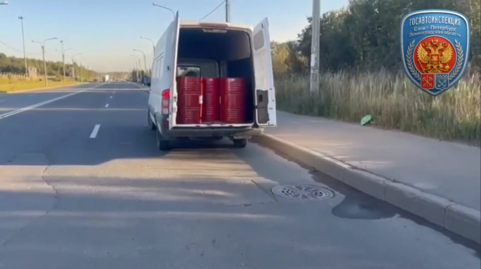 Дорожная полиция остановила в Пушкине фургон с 1700 литрами сомнительной жидкости