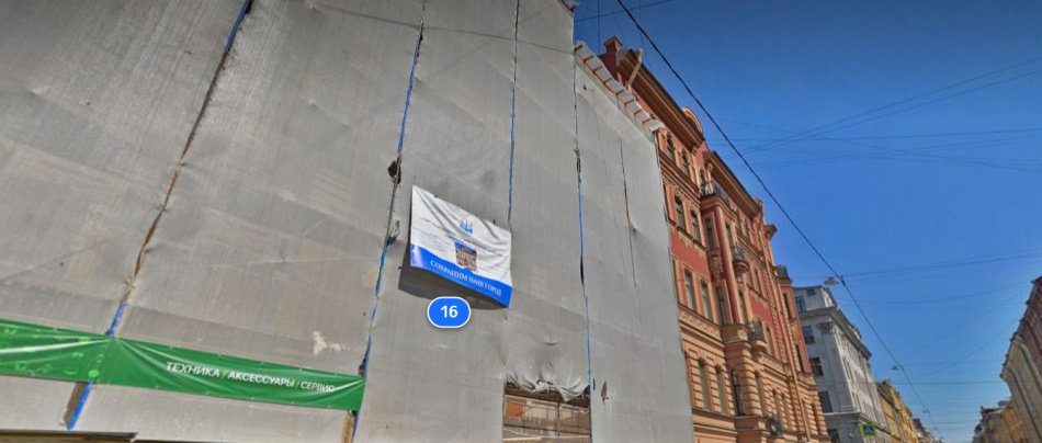 Необычная палатка на крыше в центре Петербурга снова привлекла внимание