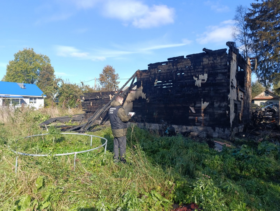 После гибели матери и троих детей при пожаре в Любани возбудили дело