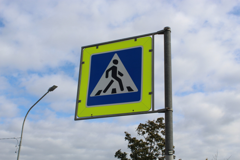 На проспекте Ветеранов иномарка сбила девочку-подростка на переходе