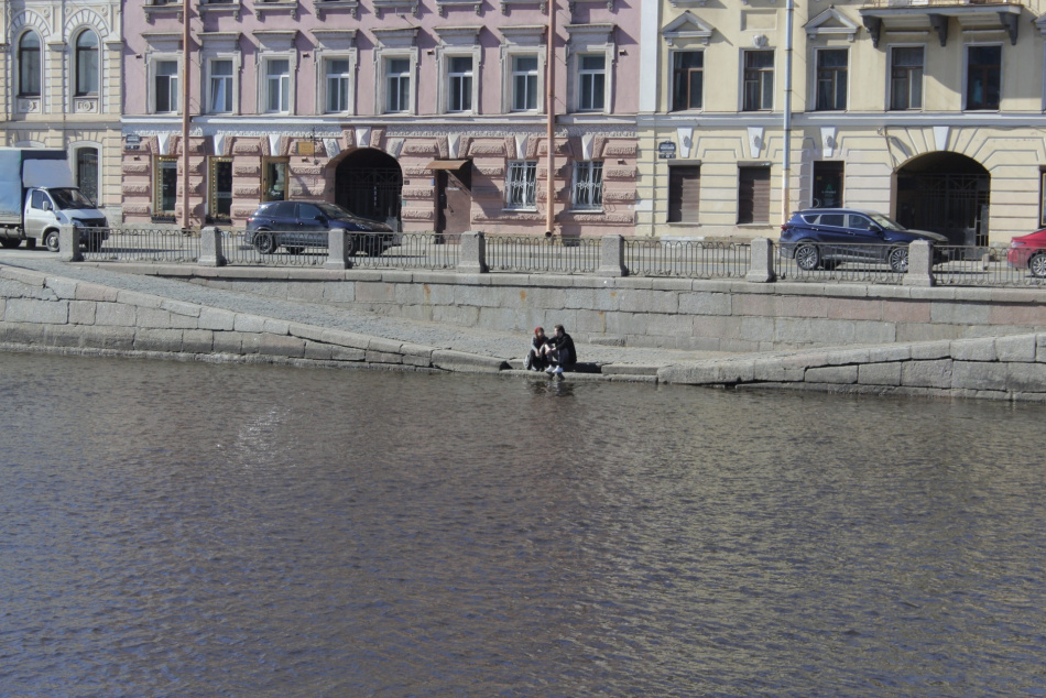 На набережной Фонтанки автомобиль пробил ограждение и рухнул в реку
