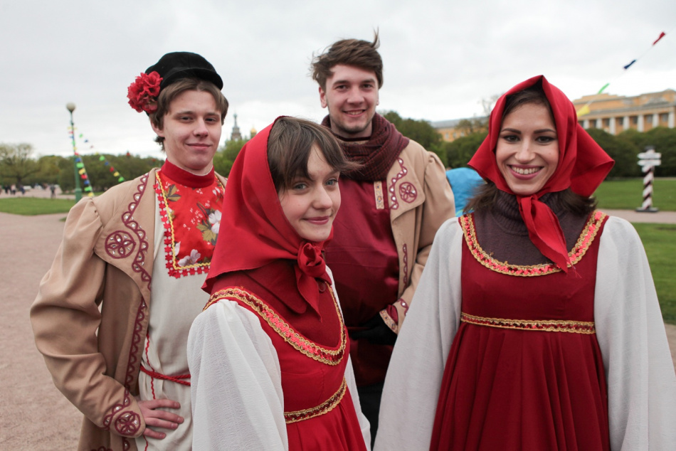 Путин отметил популярность национальных костюмов среди молодежи России
