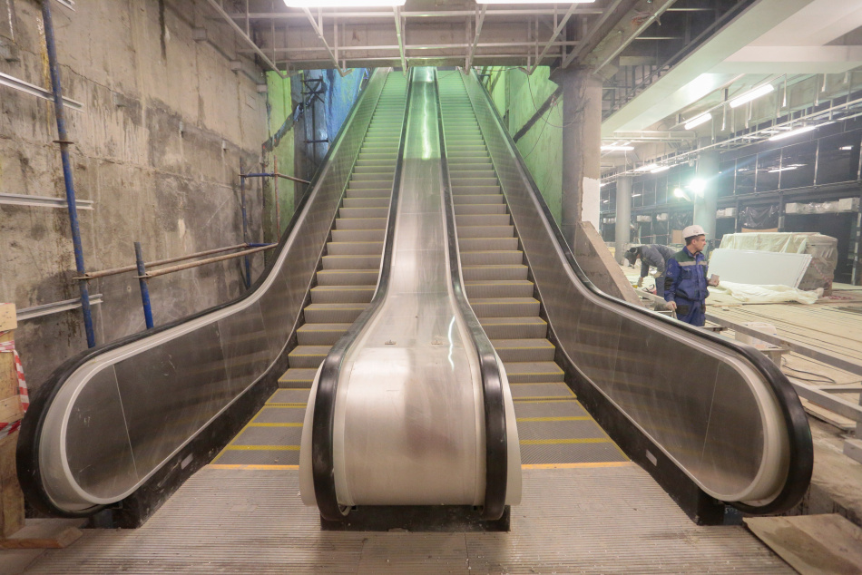 На станции метро Юго-Западная завершают установку эскалаторов и отделку