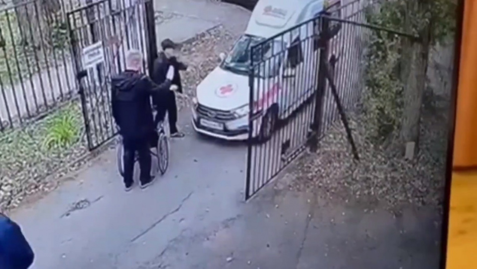 В Новом Девяткино мужчина на машине пытался прорваться в наркологический диспансер