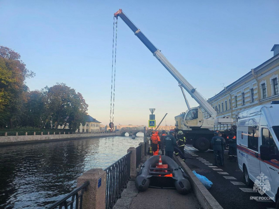 Автомобиль извлекли из Фонтанки после ДТП в центре Петербурга