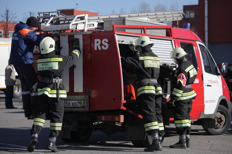 Ранним утром в Выборгском районе Петербурга вспыхнул пожар в жилом доме