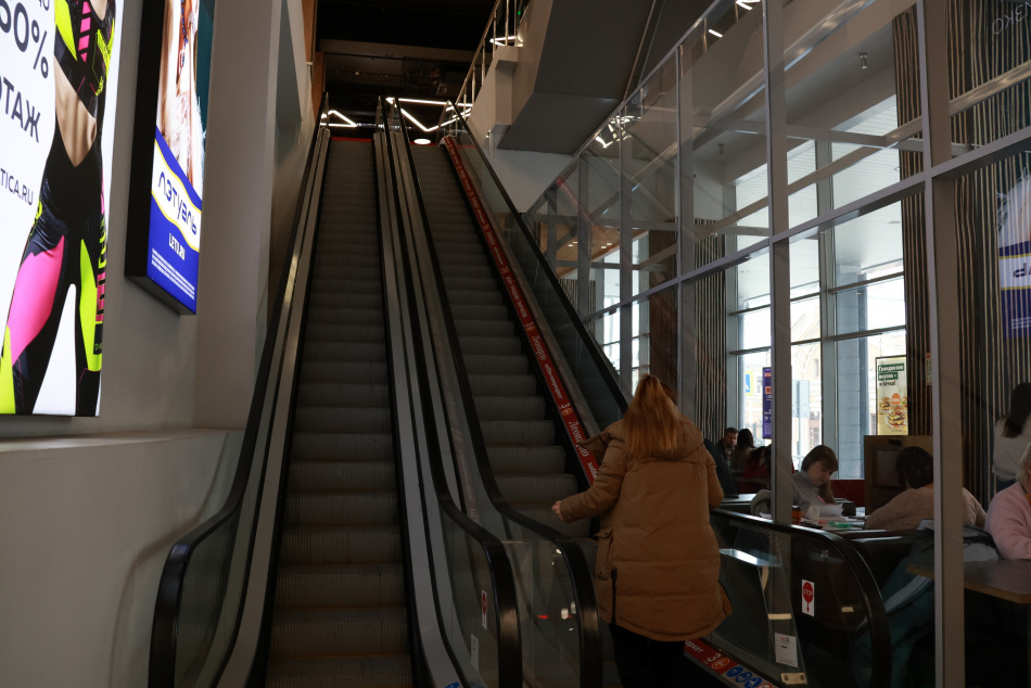 Восемь человек пострадали при массовой драке у ТЦ в Петербурге