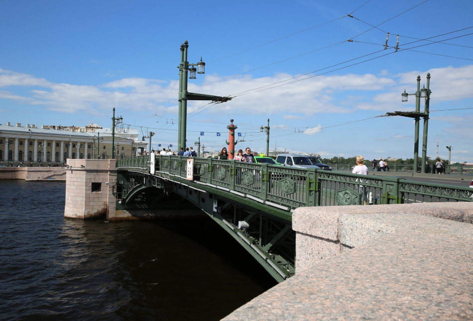 Дворцовый мост вновь открыт после завершения ремонтных работ