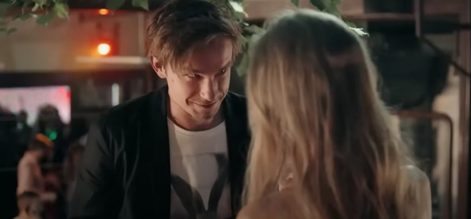 Александр Петров появился на премьере с женой и мамой в Москве