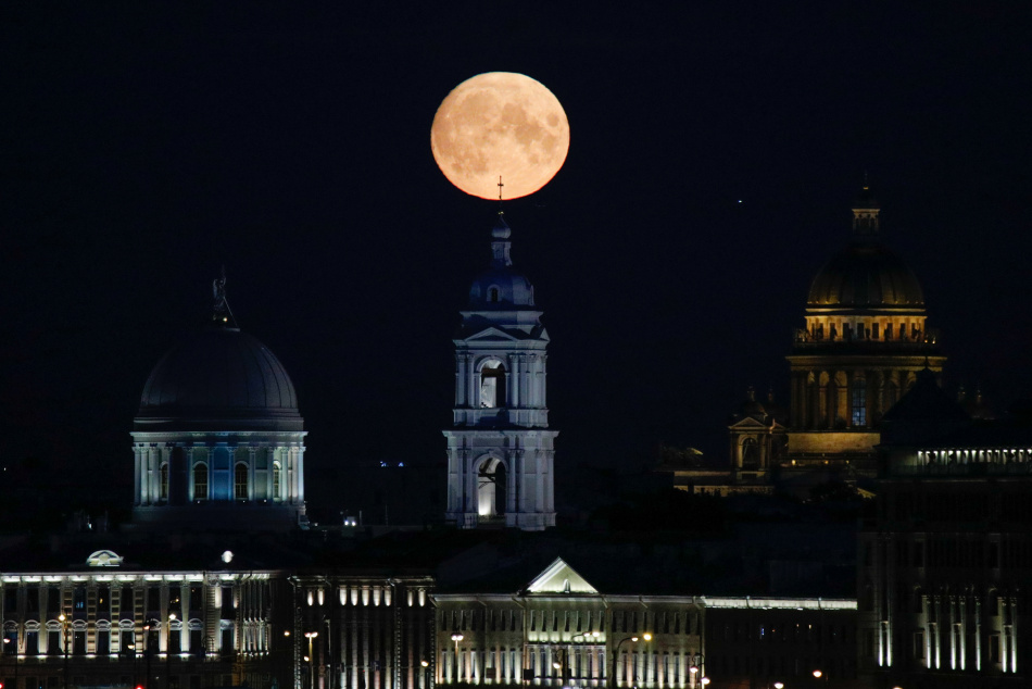 В октябре Луна удивит жителей Земли редким сближением