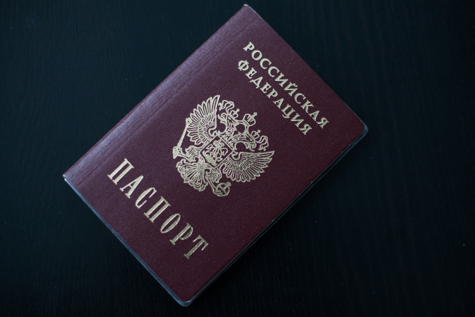 Петербурженку будут судить за сожжение паспорта на камеру в мессенджере