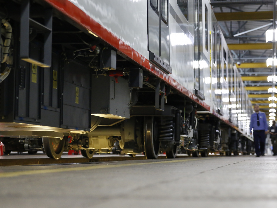 Новый поезд для шестой линии метро Петербурга проходит испытания