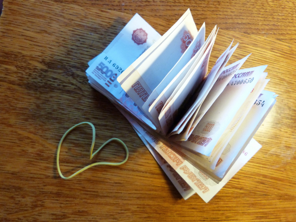 Петербурженка вернулась из отпуска и обнаружила исчезновение сейфа с деньгами