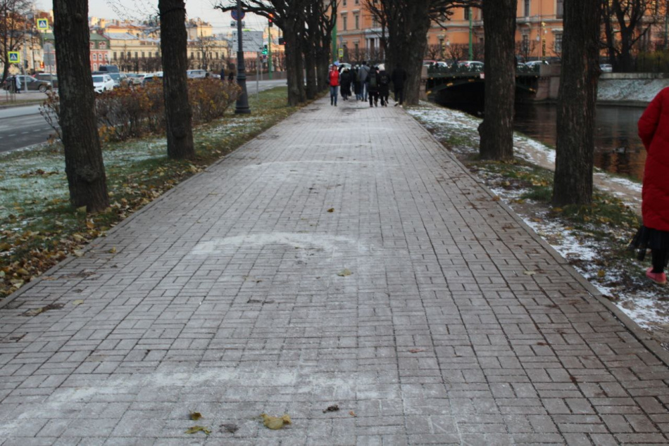 В Петербурге началась осенняя обработка дорог и парков от гололеда