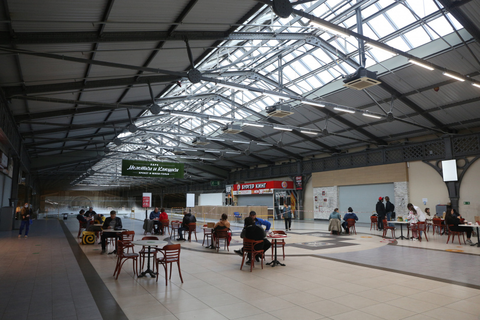 В Петербурге школьник ранен на фуд-корте после выстрела из устройства