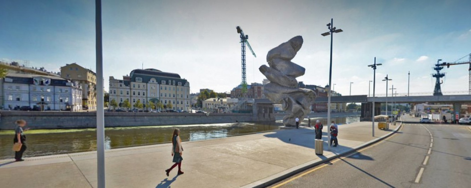 В Москве сменили скандальную скульптуру на новую городскую инсталляцию