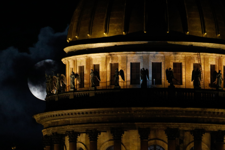 Осеннее суперлуние в Петербурге: когда смотреть и что загадать