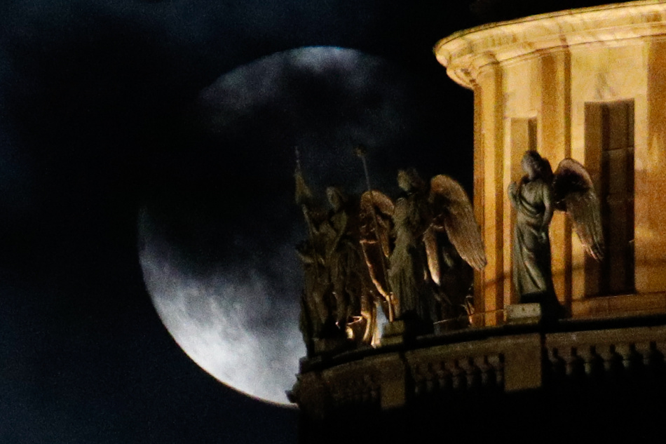 Необычайно крупная луна украсила ночное небо Петербурга