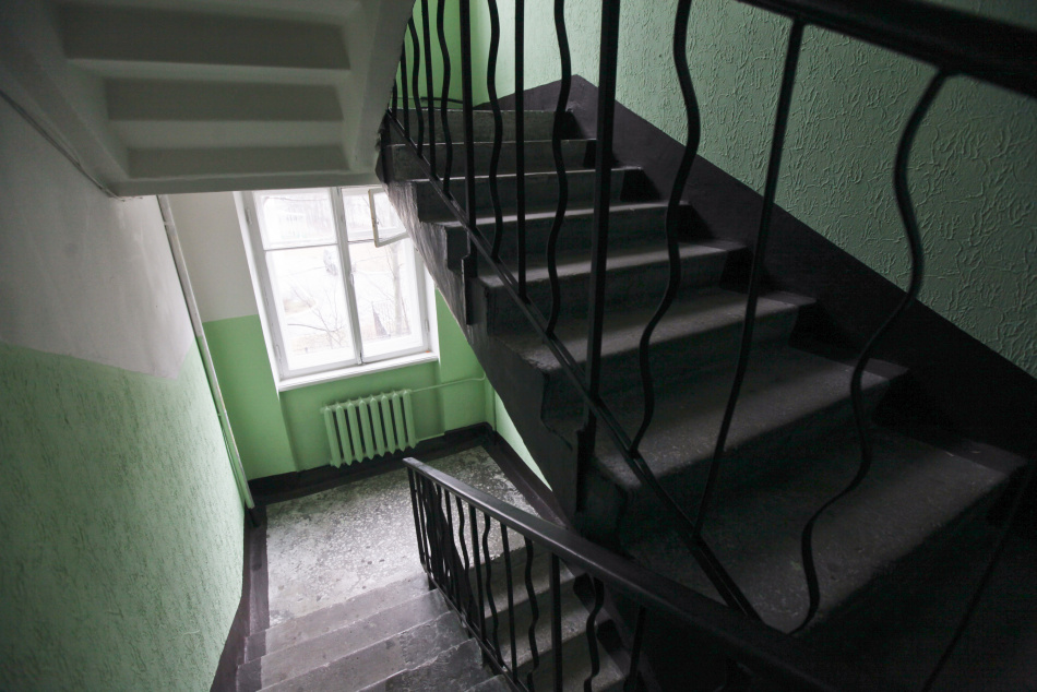 Жильцы дома на Софийской улице страдают из-за пара в подъезде