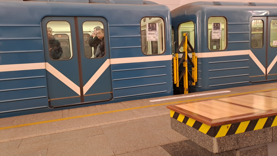Утренний сбой произошел на красной линии метро в Петербурге