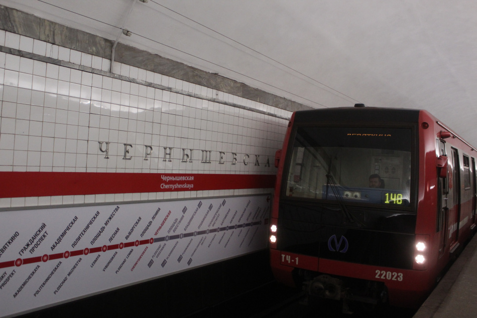 Красная линия метро Петербурга вернулась к штатной работе после утреннего сбоя