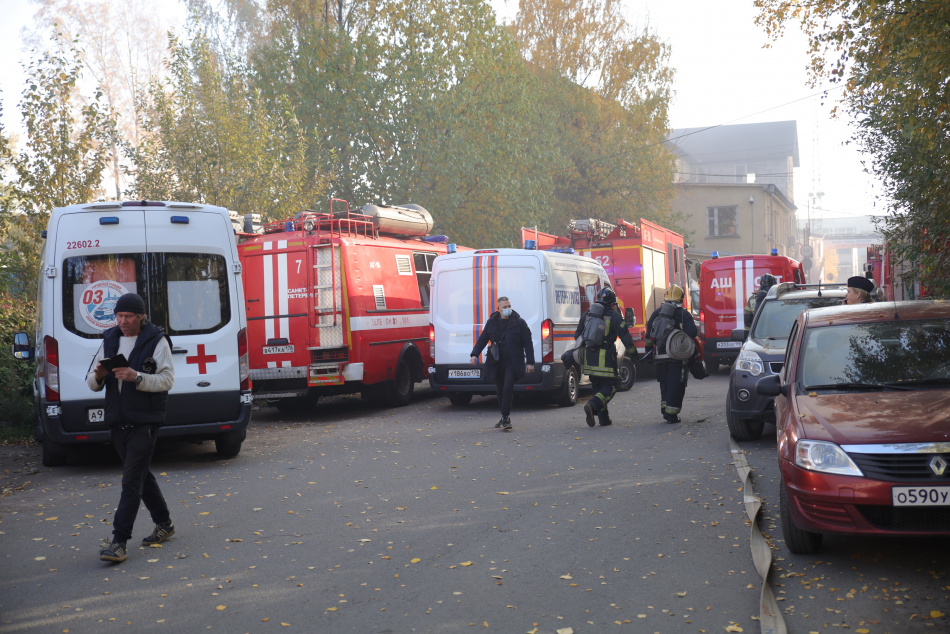 Утренний пожар в Центральном районе Петербурга тушили пятнадцать спасателей