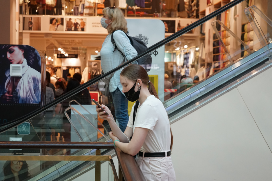 Роспотребнадзор рассказал петербуржцам, как правильно чихать в транспорте и офисе