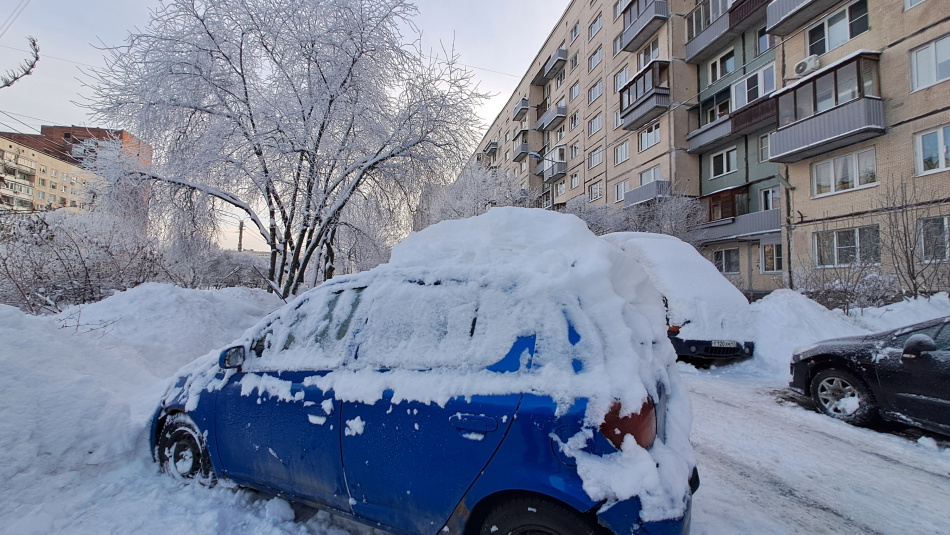 Снегопад в Новосибирске парализовал движение на главных улицах города