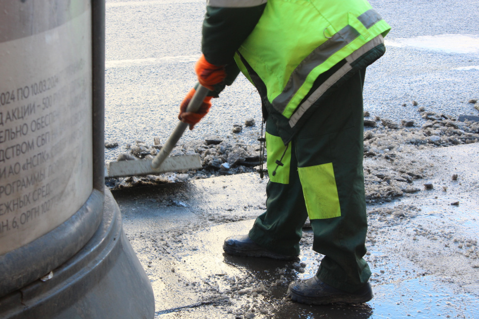 В Петербурге сохраняется нехватка работников для уборки дворов