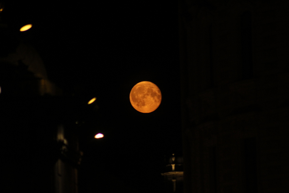 Ночное небо Петербурга озарила редкая осенняя суперлуна