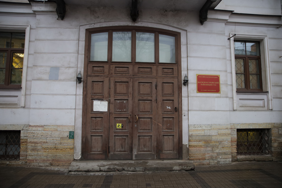 На Васильевском острове будут судить мужчину за нападение на продавца с бутылкой