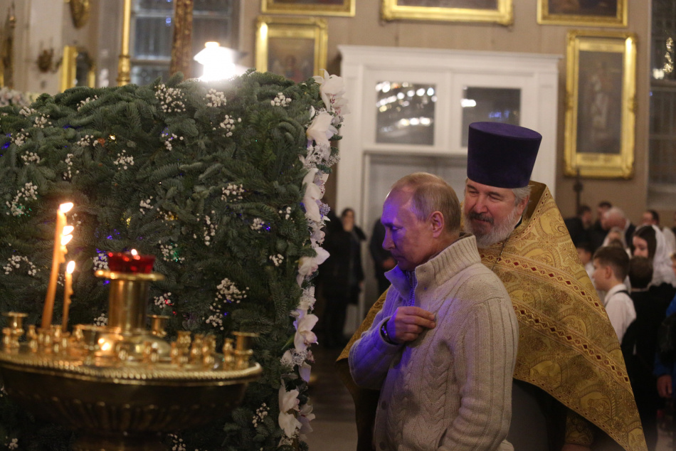 Путину вручили необычные иконы с отметинами от пуль на день рождения